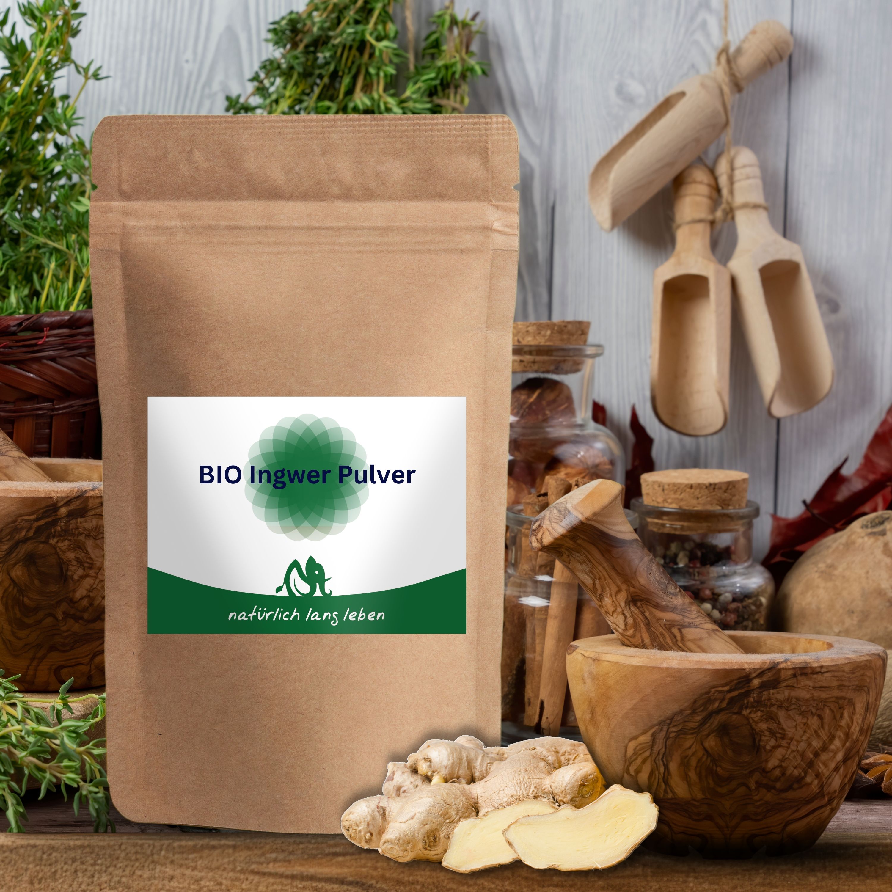 BIO Ingwer Pulver in einem Beutel. Aufkleber mit Produktbezeichnung und Logo. Holz- und Glasutensilien im Hintergrund.
