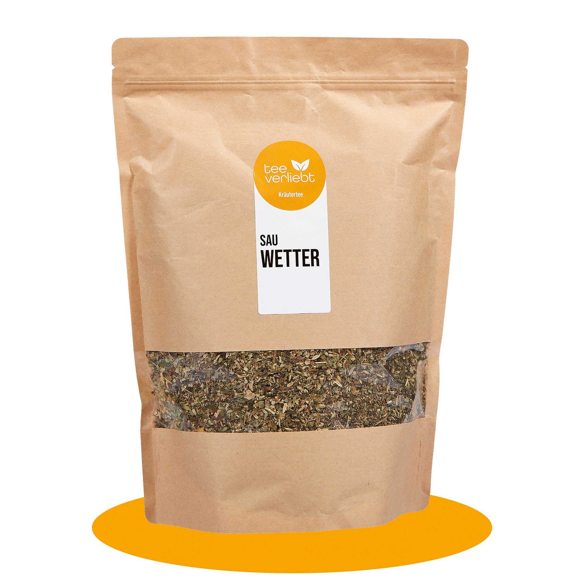 Beutel mit Kräutertee "Sauwetter". Sichtfenster zeigt Inhalt. Logo "tee.verliebt" oben links.