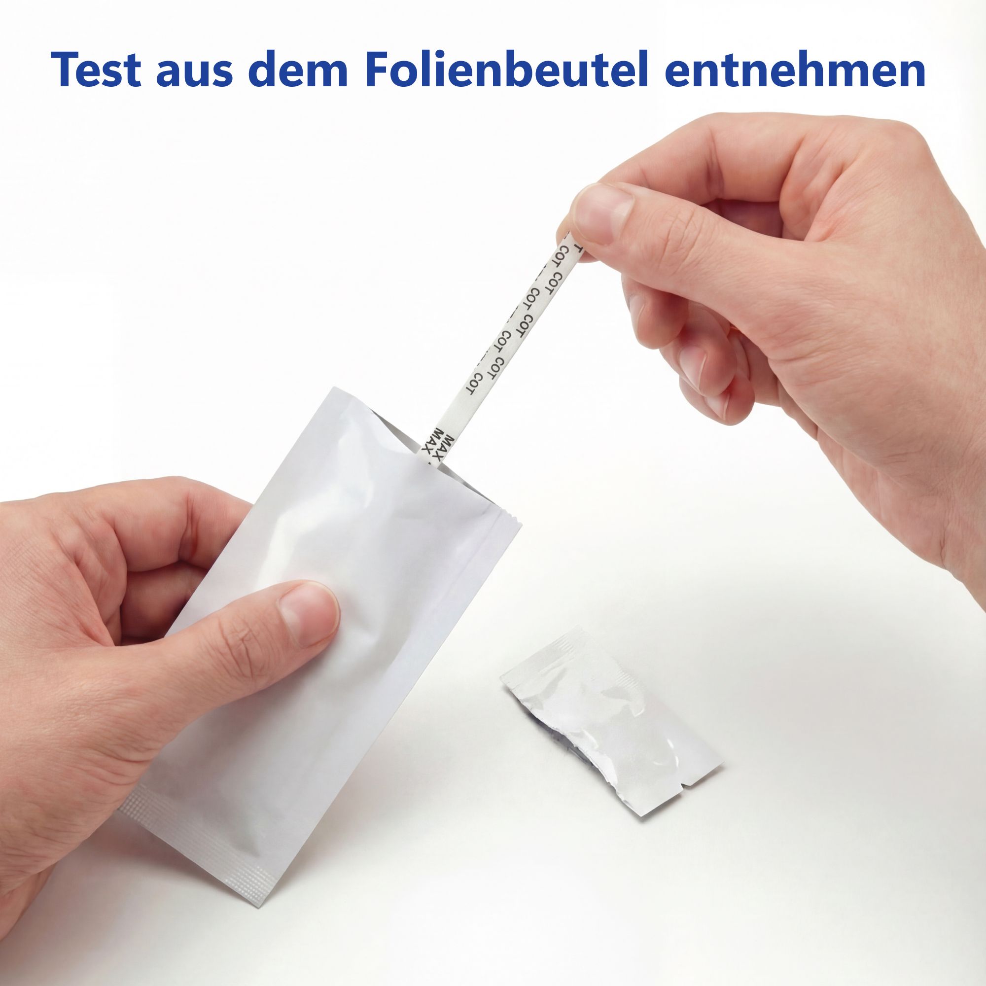 Person hält Teststreifen aus Folienbeutel. Teststreifen ist weiß mit Markierungen. Hände und Beutel sind sichtbar.