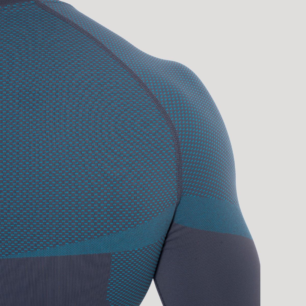 Detailansicht der Schulterpartie eines grauen Herren-Langarmshirts mit blauen Akzenten.