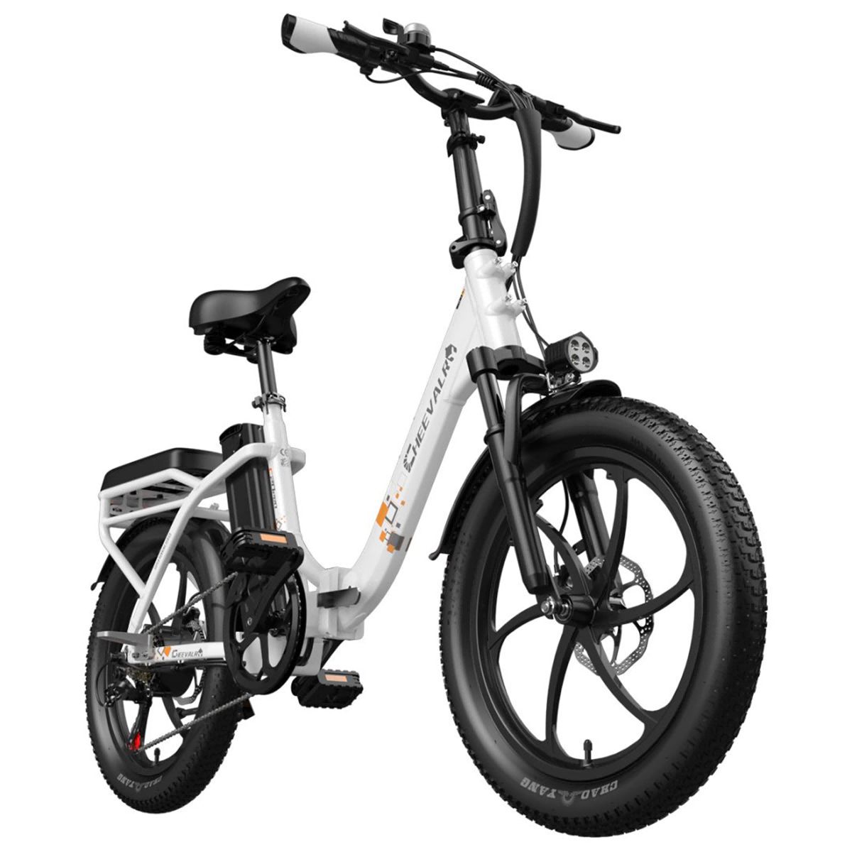 Weißes Elektrofahrrad mit schwarzen Reifen und Details. Gepäckträger, Scheinwerfer und Sattel. Marke Cheevalry.