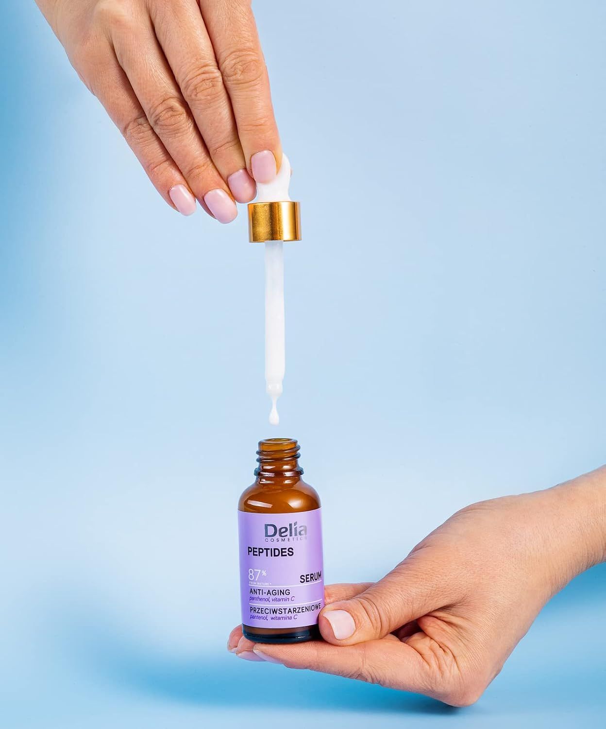 Delia Cosmetics Peptide Serum: Tropfen werden aus Pipette in Flakon gegeben. Anti-Aging mit Panthenol, Vitamin C.