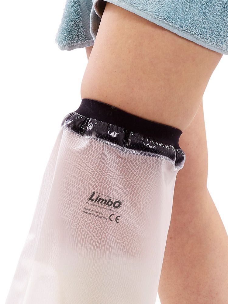 Nahaufnahme Bein-Duschschutz. Transparentes Material, schwarzer Abschluss mit Produktname Limbo. CE-Kennzeichnung.