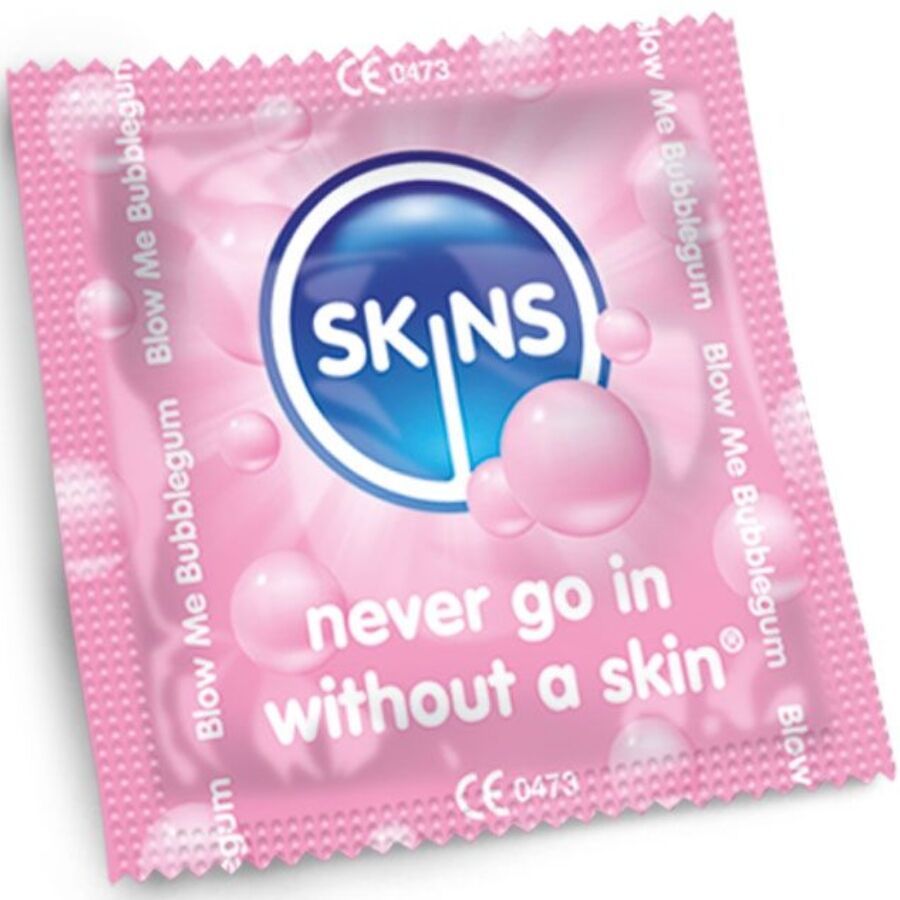 Einzelnes Kondom in rosa Folienverpackung. Marke Skins, Sorte Bubblegum. Text: "never go in without a skin".