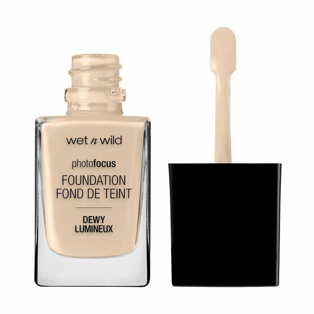 Wet n Wild Photo Focus Foundation. Glasflasche mit hellbeiger Flüssigkeit. Schwarzer Deckel mit Applikator. Produktname und Farbton.