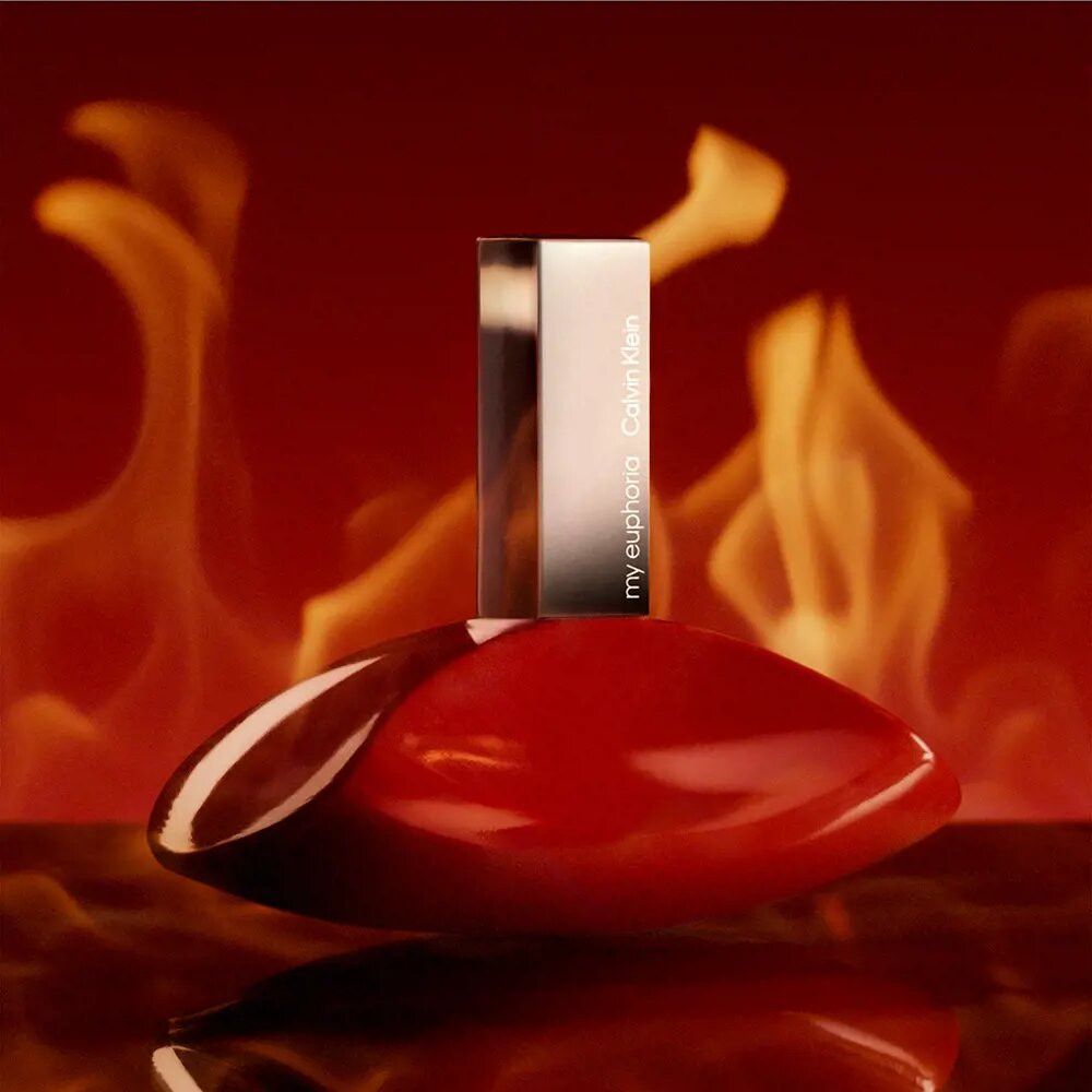 Roter Flakon mit silbernem Verschluss. Aufschrift: my euphoria Calvin Klein. Hintergrund: Flammen.