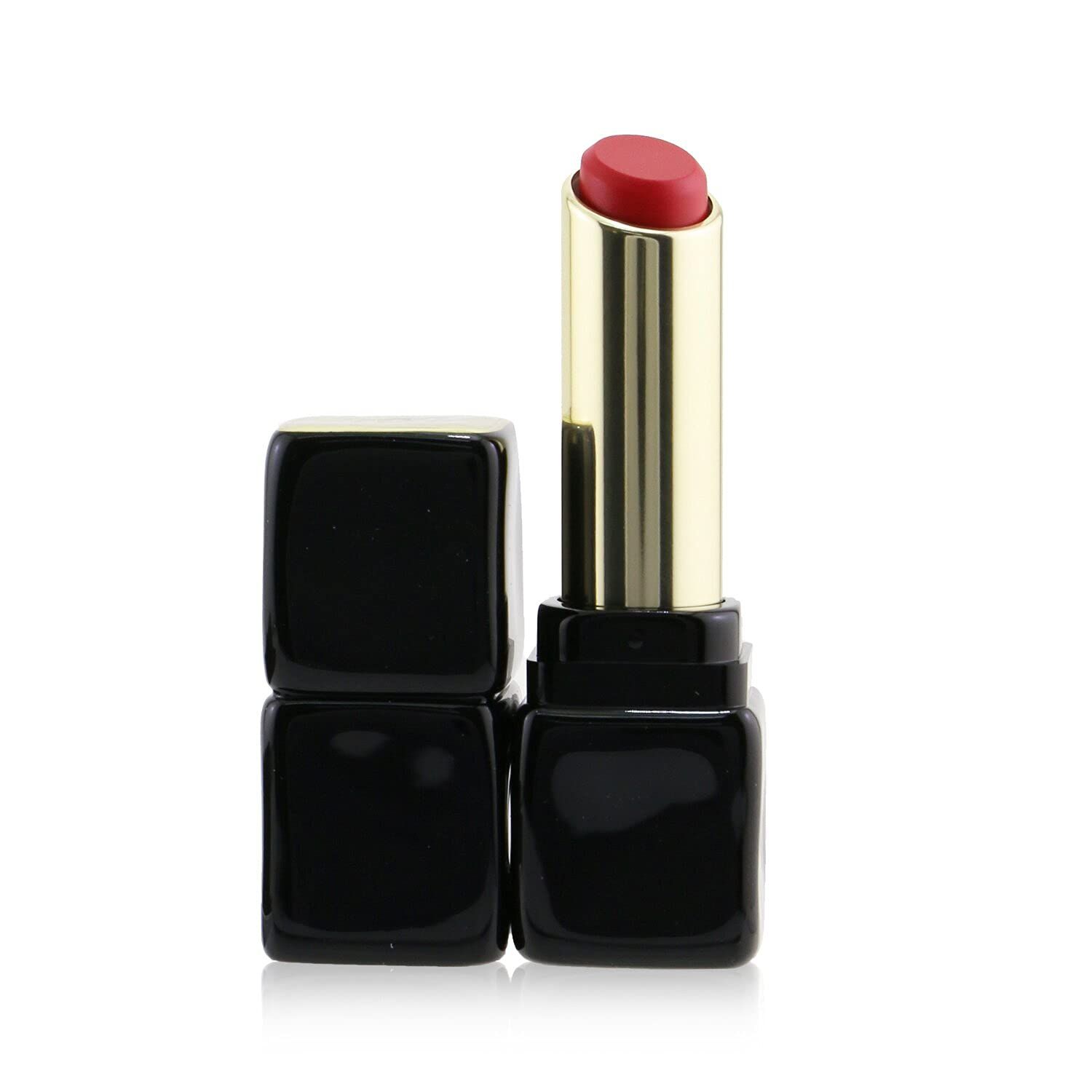 Roter Lippenstift in goldener Hülse, schwarze quadratische Kappe. Geöffnet, Stift sichtbar.