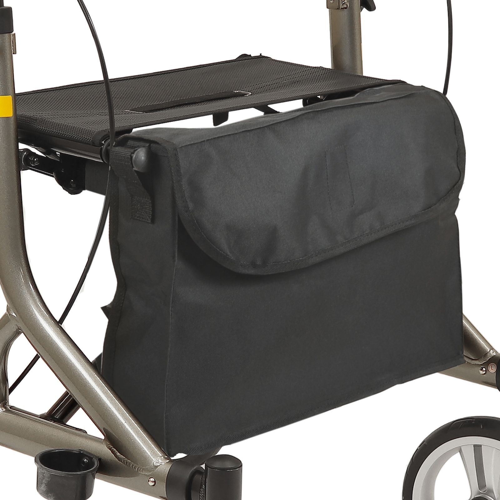 Detailansicht der schwarzen Tasche eines Rollators. Die Tasche ist unter dem Sitz befestigt und hat eine Klappe.