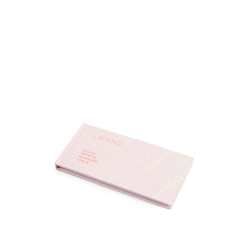 Broschüre mit Produktnamen. Rosa Cover mit Text und Logo. Rechteckige Form.