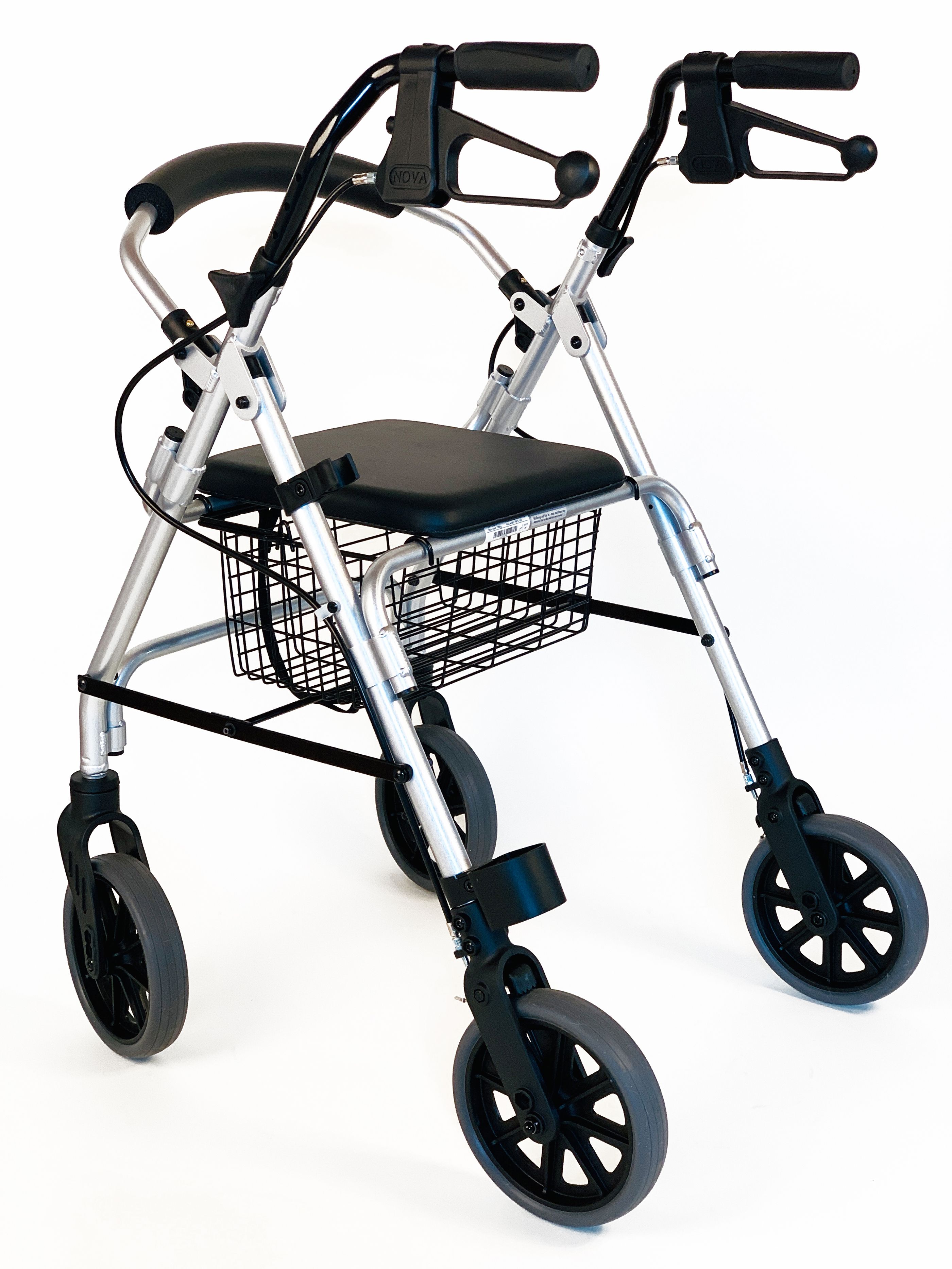 Rollator mit vier Rädern, Sitzfläche und Korb. Silberfarbenes Gestell, schwarze Griffe und Räder. Bremsen und höhenverstellbare Griffe.