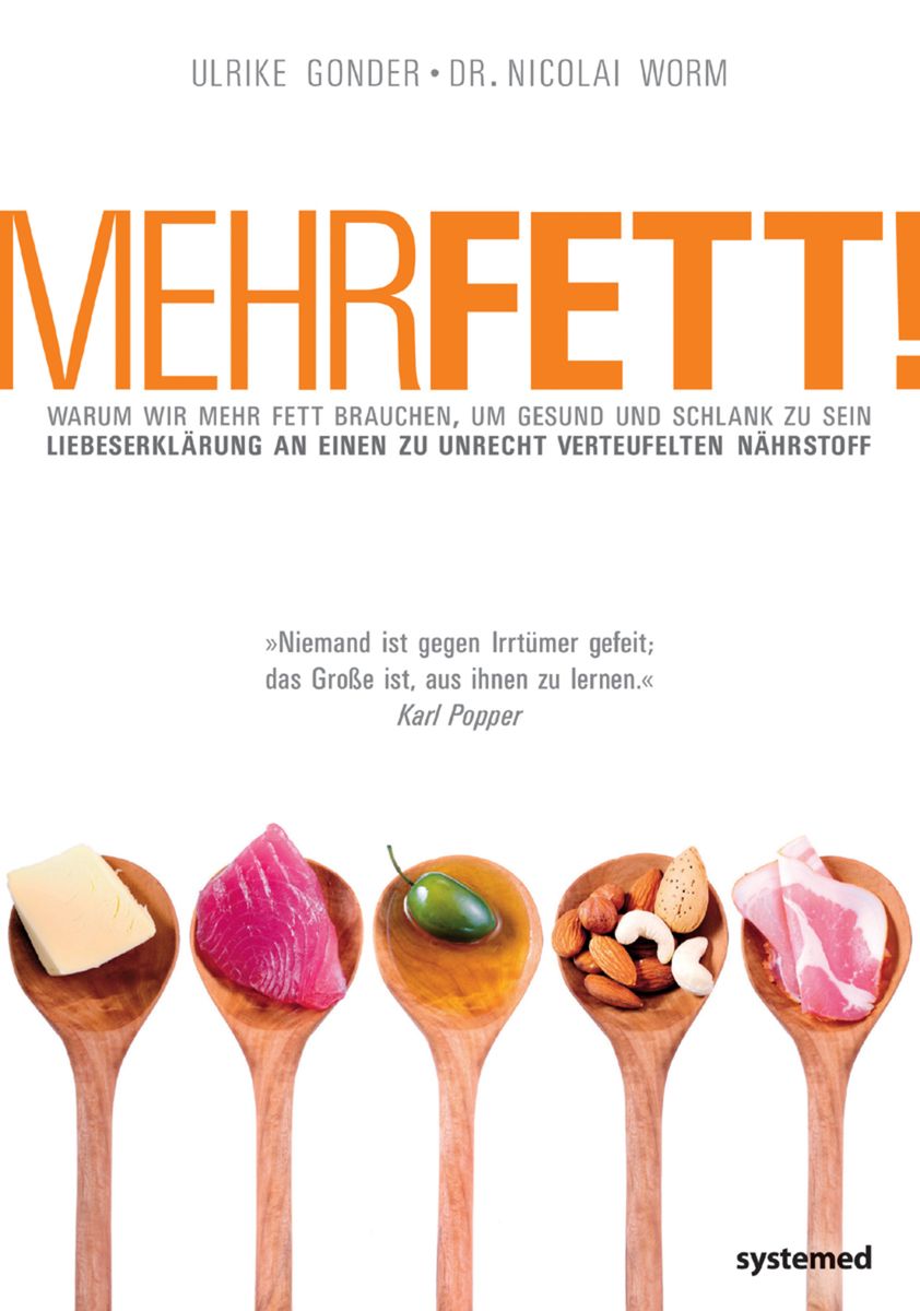 Buchcover: „Mehr Fett!“. Titel in Orange. Darunter Text. Fünf Holz-Löffel mit Käse, Thunfisch, Olive, Nüssen und Speck.