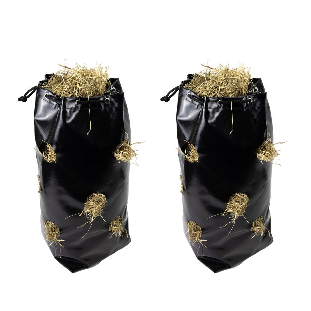 Zwei schwarze Heusäcke mit Heu gefüllt. Lochöffnungen für das Heu. Kordelzug oben.
