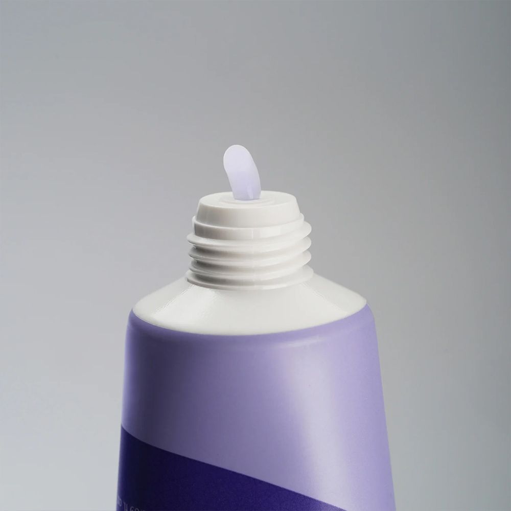 Nahaufnahme der Öffnung einer ISNTREE Onion Newpair Gel Cream Tube mit Produkt.