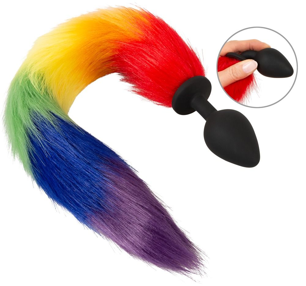 Regenbogenfarbener Fluffy Tail mit schwarzem Stecker. Inset: Hand hält den Stecker.