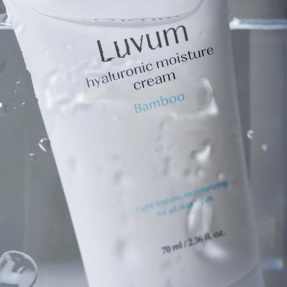 Weiße Tube mit LUVUM-Schriftzug, Hyaluronsäure Feuchtigkeitscreme und Bambus-Hinweis. 70 ml/2.36 fl. oz. Textur für alle Hauttypen.
