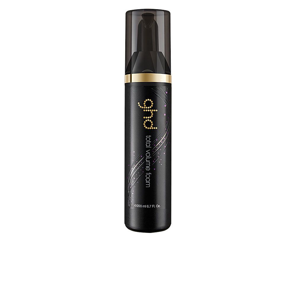 Schwarze Flasche mit schwarzem Pumpkopf. Goldfarbener Schriftzug: ghd, total volume foam. Volumen Schaum. 200 ml.