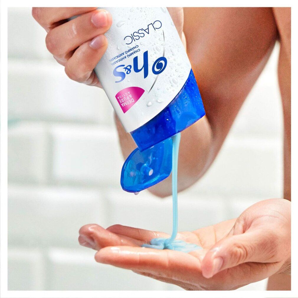 Person hält eine Flasche Shampoo. Shampoo fließt in die Handfläche. Aufschrift: h&s, Classic.
