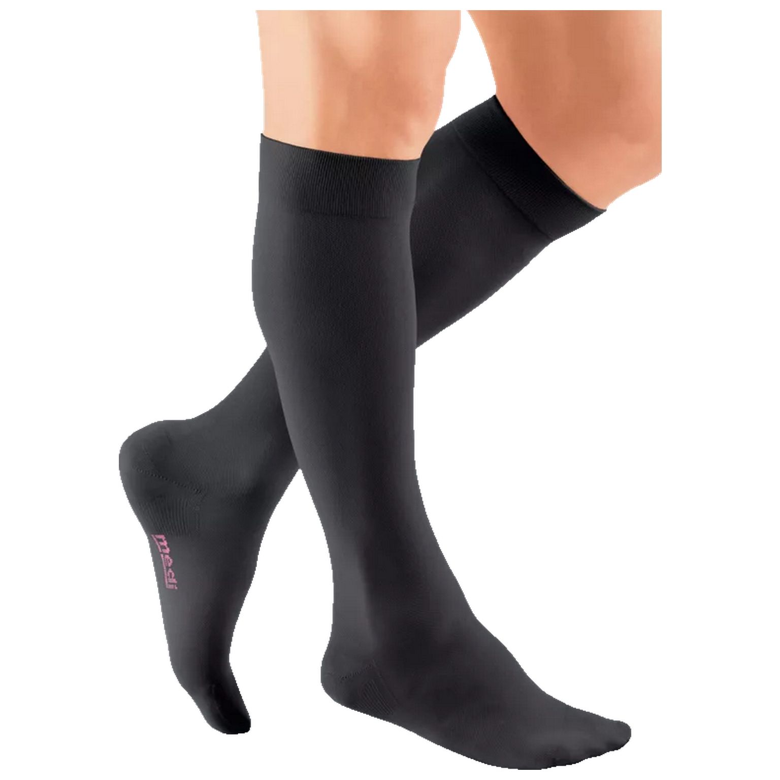 Schwarze medi mediven Plus Kompressions-Kniestrümpfe an Beinen. Logo am Fuß. Blick von der Seite.