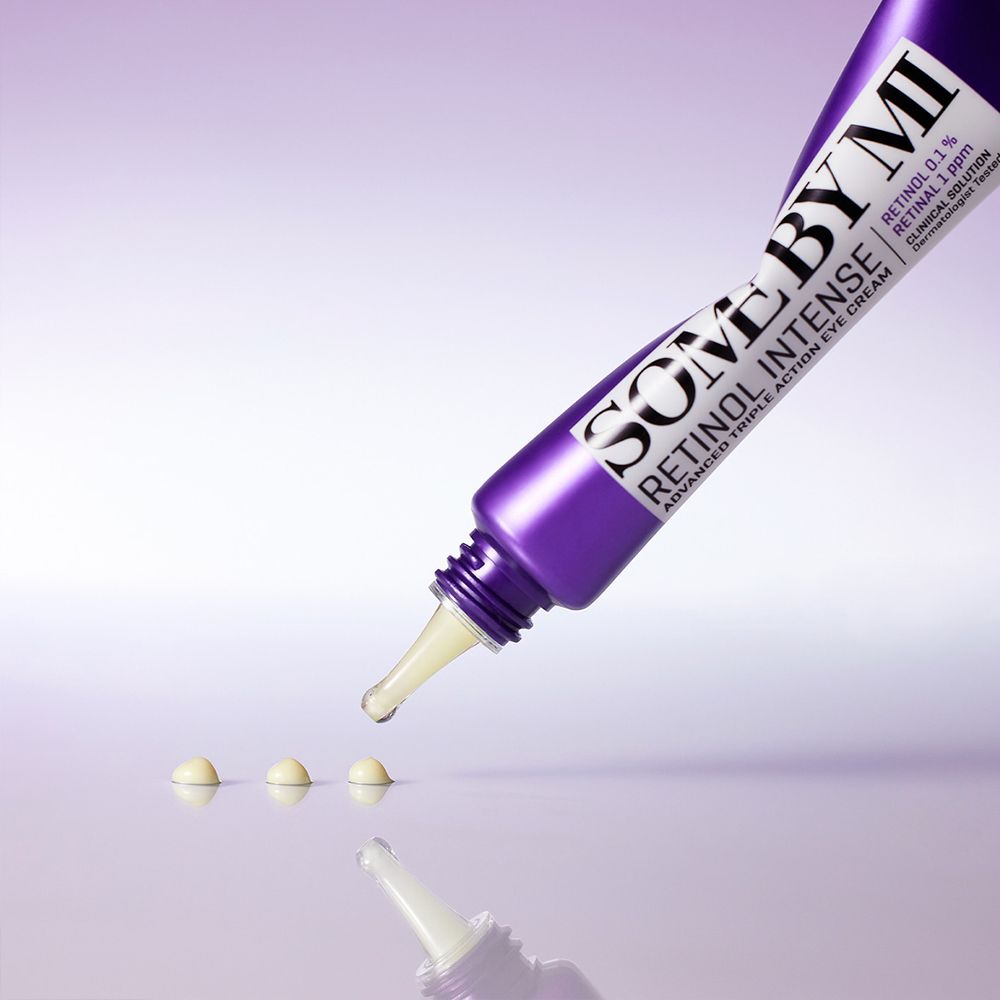 SOMEBYMI Retinol Intense Eye Cream Tube mit Tropfen und drei Produktpunkten.