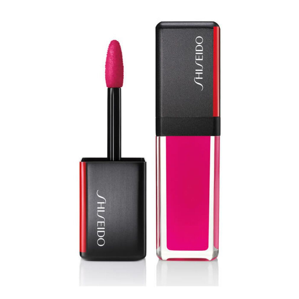Lippenstift mit Applikator. Schwarzer Deckel mit rotem Akzent und Shiseido-Logo. Pinkfarbener Lippenstift in durchsichtiger Hülle.
