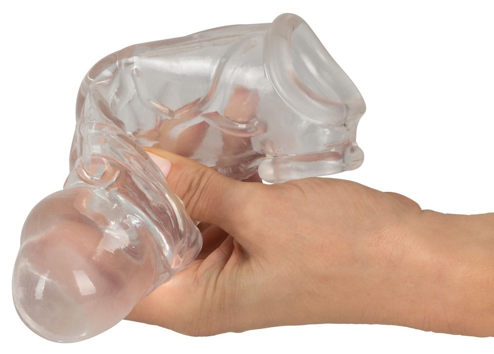Transparenter Penis Sleeve in Hand gehalten. Sichtbare Strukturierung. Mit Hodenring. Auf weißem Hintergrund.