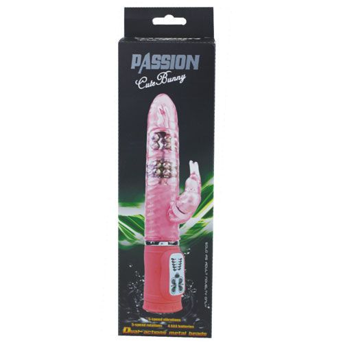 Rosa Vibrator in schwarzer Verpackung. Aufgedruckter Schriftzug: PASSION Cute Bunny. Mit 3-fach Vibration.