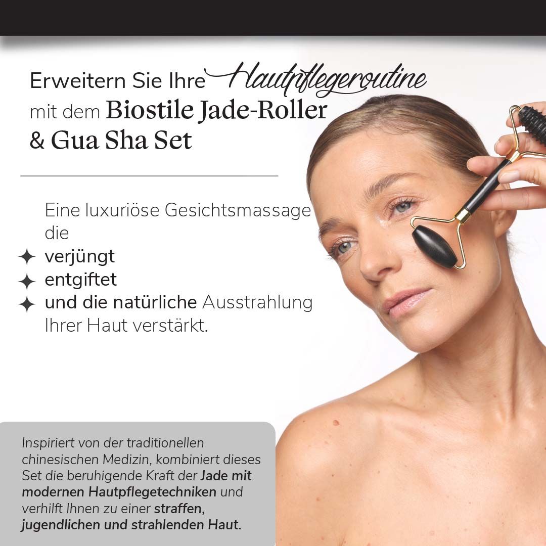 Frau mit einem Jade-Roller im Gesicht, der eine Hautpflegeroutine zeigt.