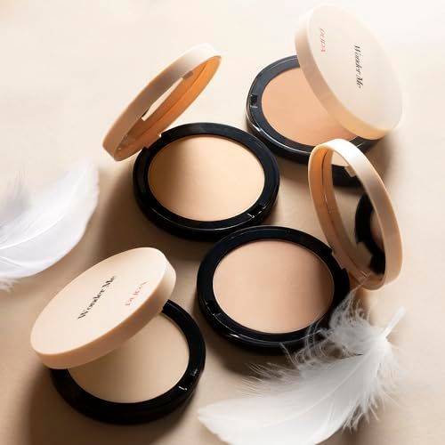 Mehrere offene Puderbehälter mit beigen Deckeln. Schwarze Behälter mit hellem Puder. Auf den Deckeln steht "Wonder Me" und "PUPA". Weiße Federn.