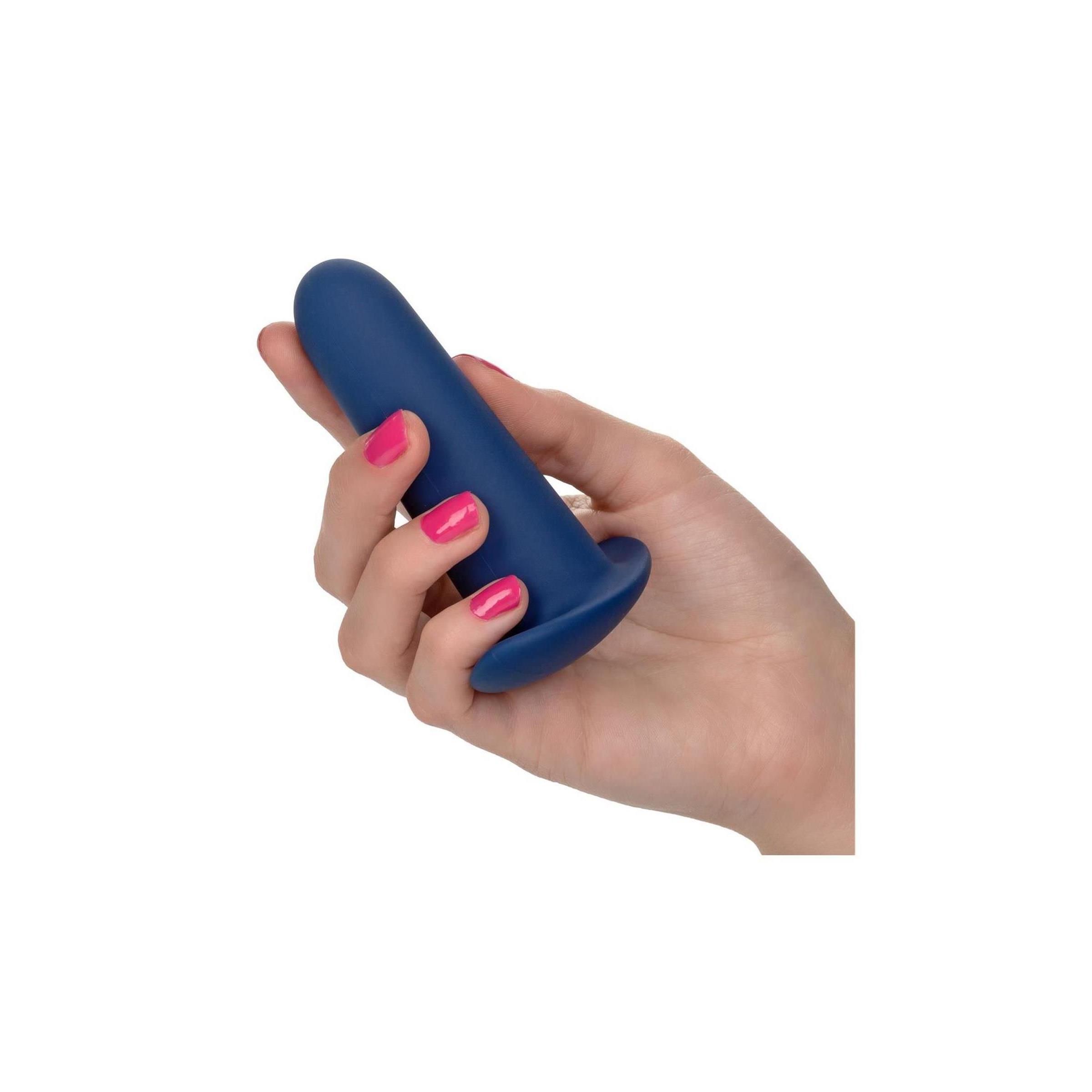 Eine Hand hält einen blauen Anal-Trainings-Stöpsel. Der Stöpsel hat einen runden Sockel und einen zylindrischen Schaft.