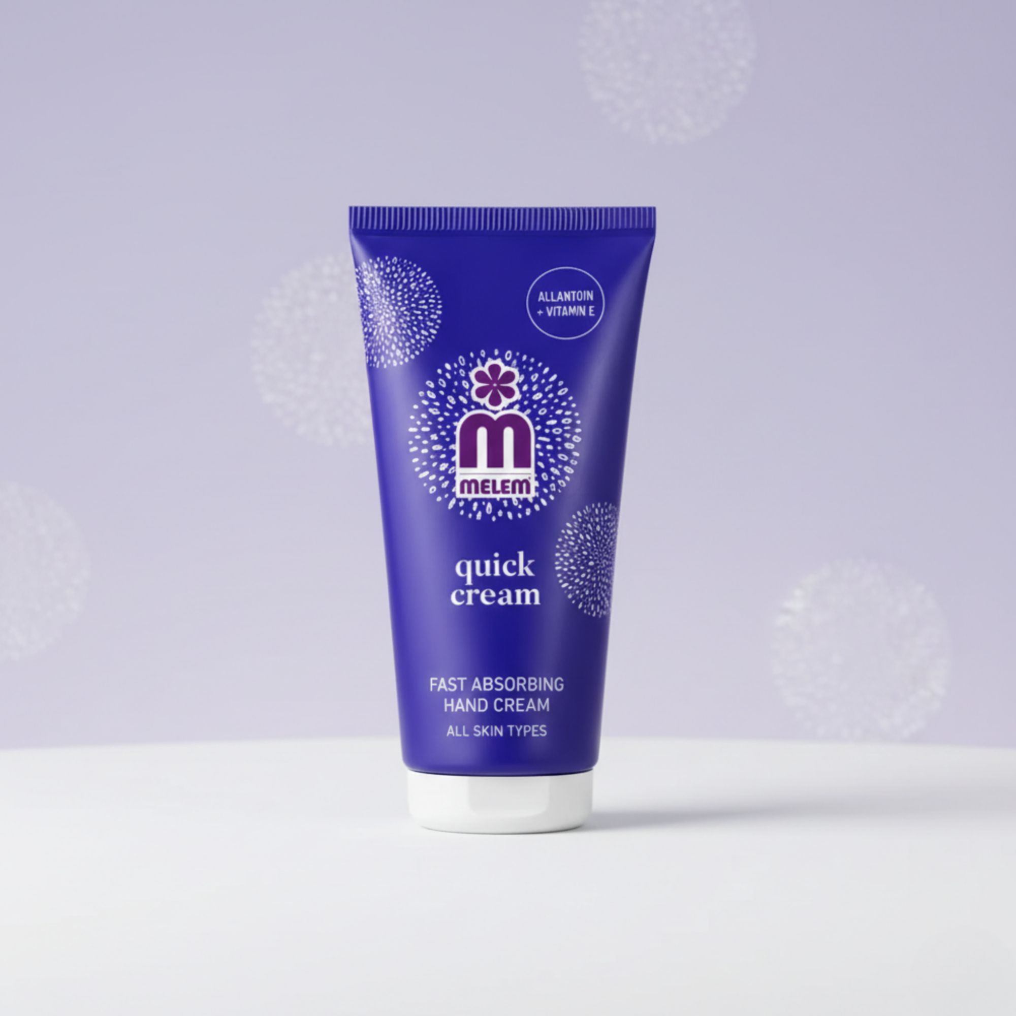 Blaue Tube mit "melem quick cream". Text: "Fast absorbing hand cream". Enthält Allantoin und Vitamin E. Hintergrund: Lila mit weißen Kreisen.