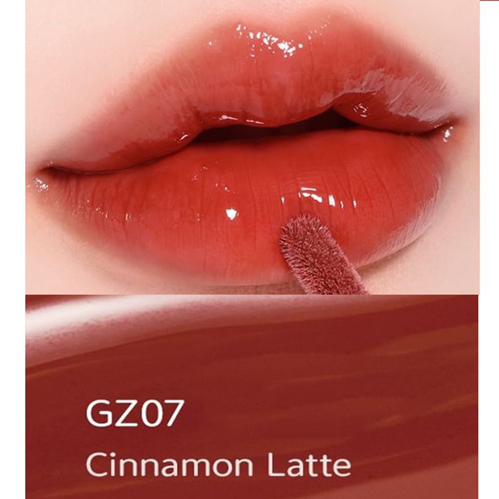 Nahaufnahme von Lippen mit Lipgloss. Aufschrift GZ07 Cinnamon Latte.