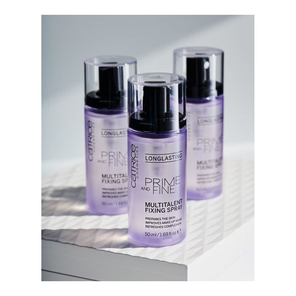 Drei Sprays mit transparenten Kappen. Aufschrift: Catrice Prime and Fine Multitalent Fixing Spray. 50ml.