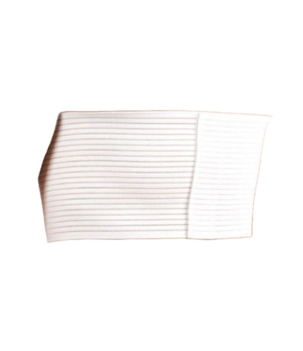 Weiße Rippenbandage mit horizontalen Streifen. Ein Teil ist überlappend angebracht.