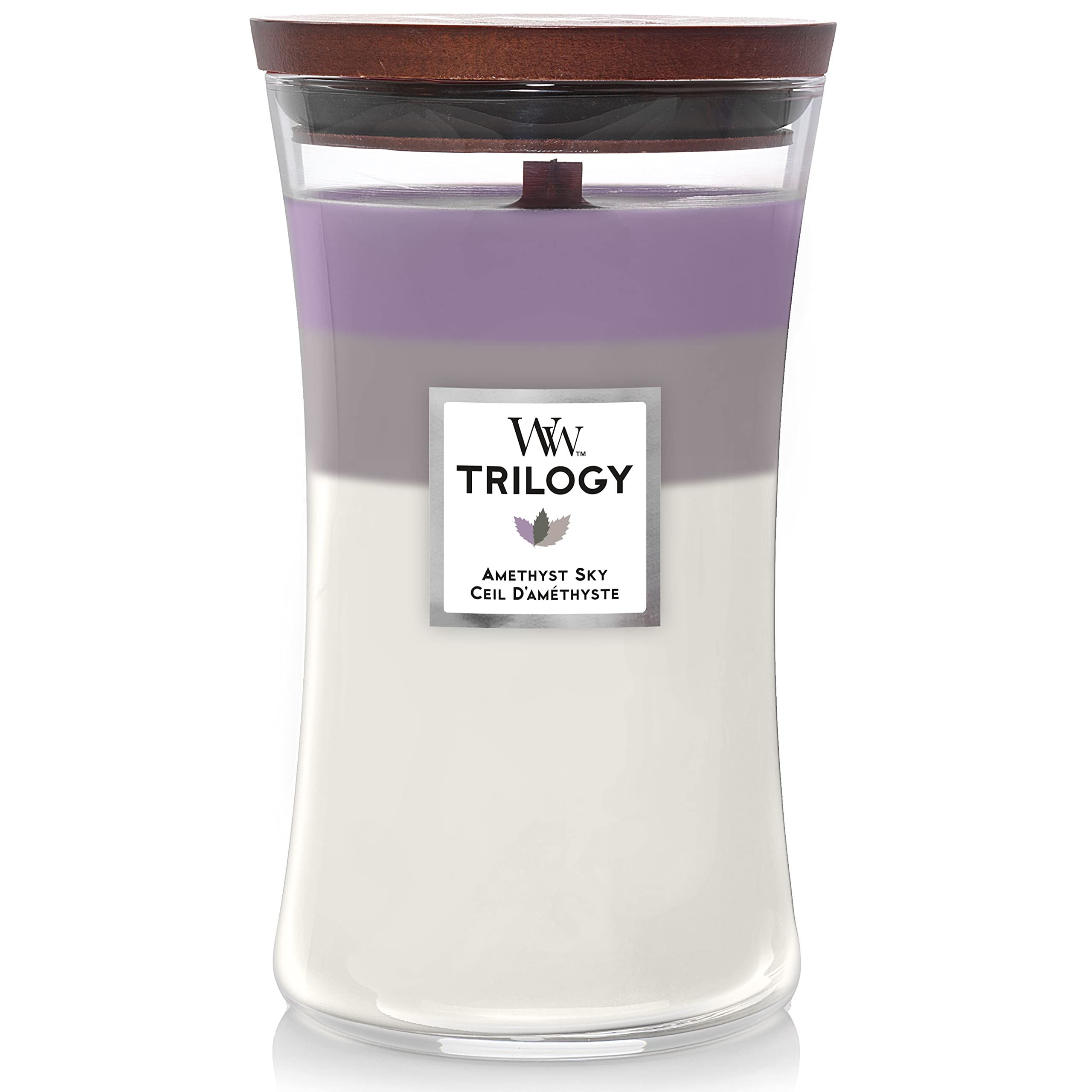 Dreifarbige Kerze mit Holzdeckel. Label mit "W.W. TRILOGY". Text: "Amethyst Sky".