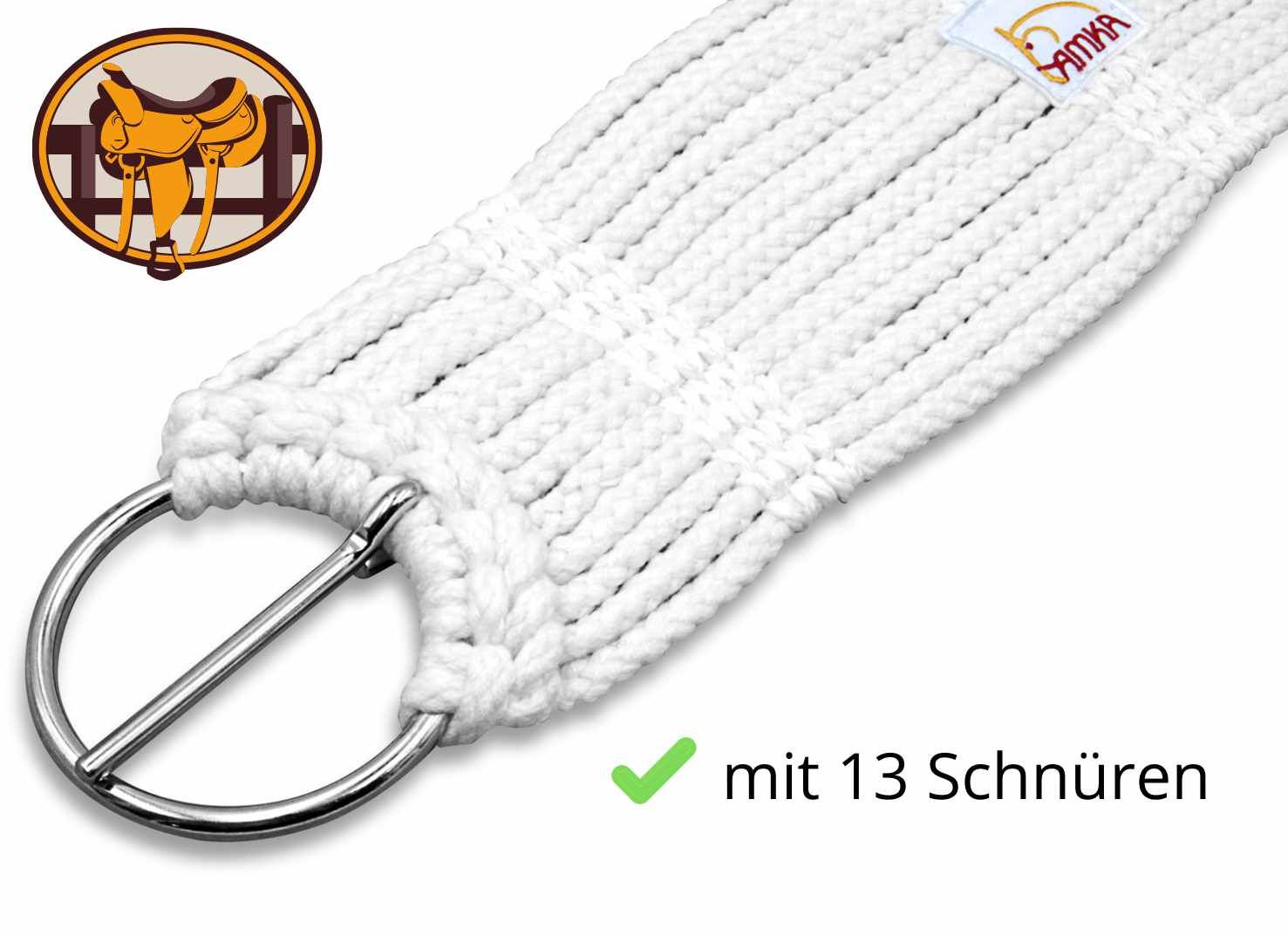Nahaufnahme eines weißen Sattelgurts mit Metallringen. Text: mit 13 Schnüren. Logo: Amka.