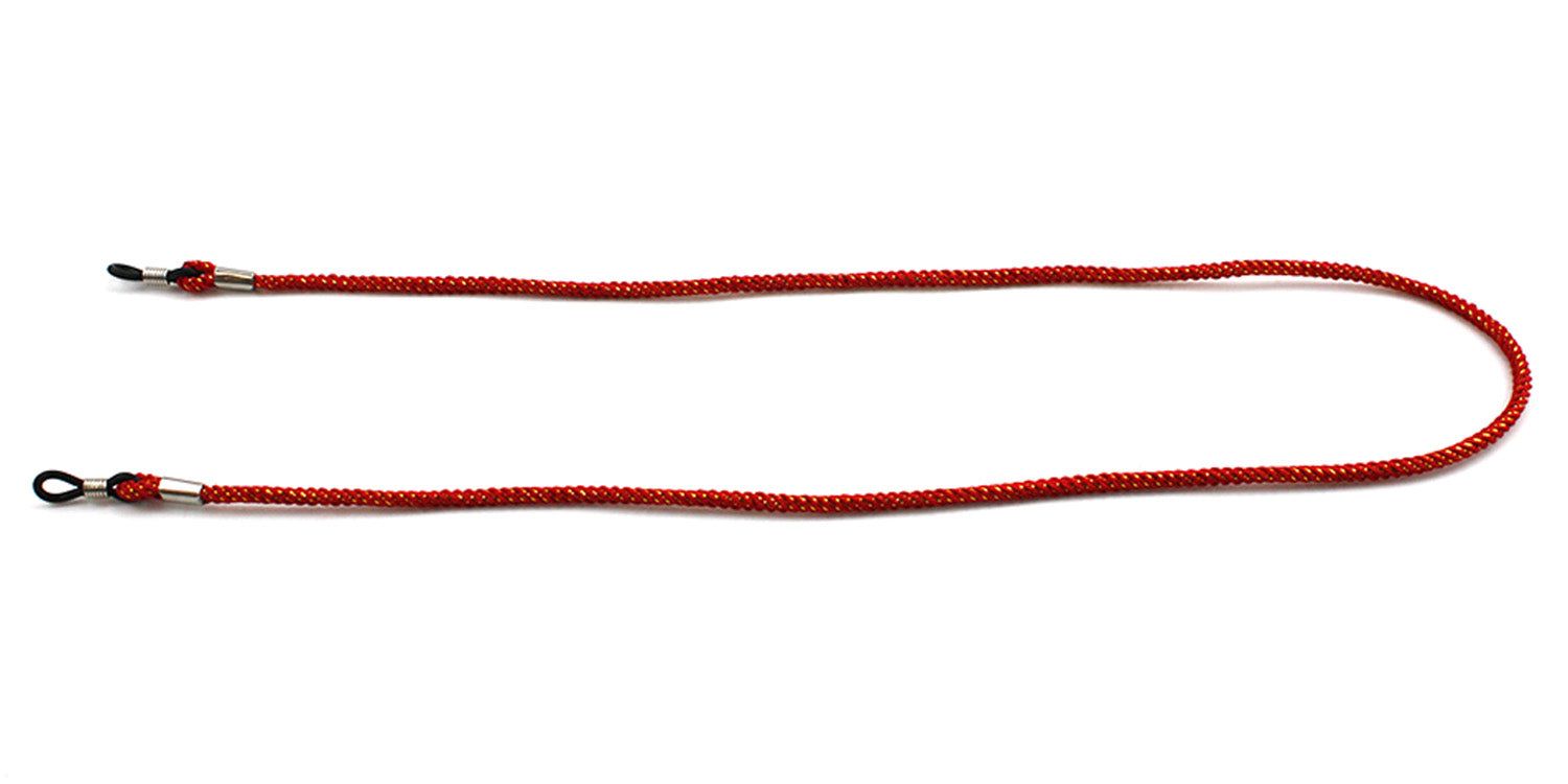 Rotes Brillenband, gerade angeordnet. Geflochtenes Seil mit Metallenden und Schlaufen für Brillenbügel. Weißer Hintergrund.