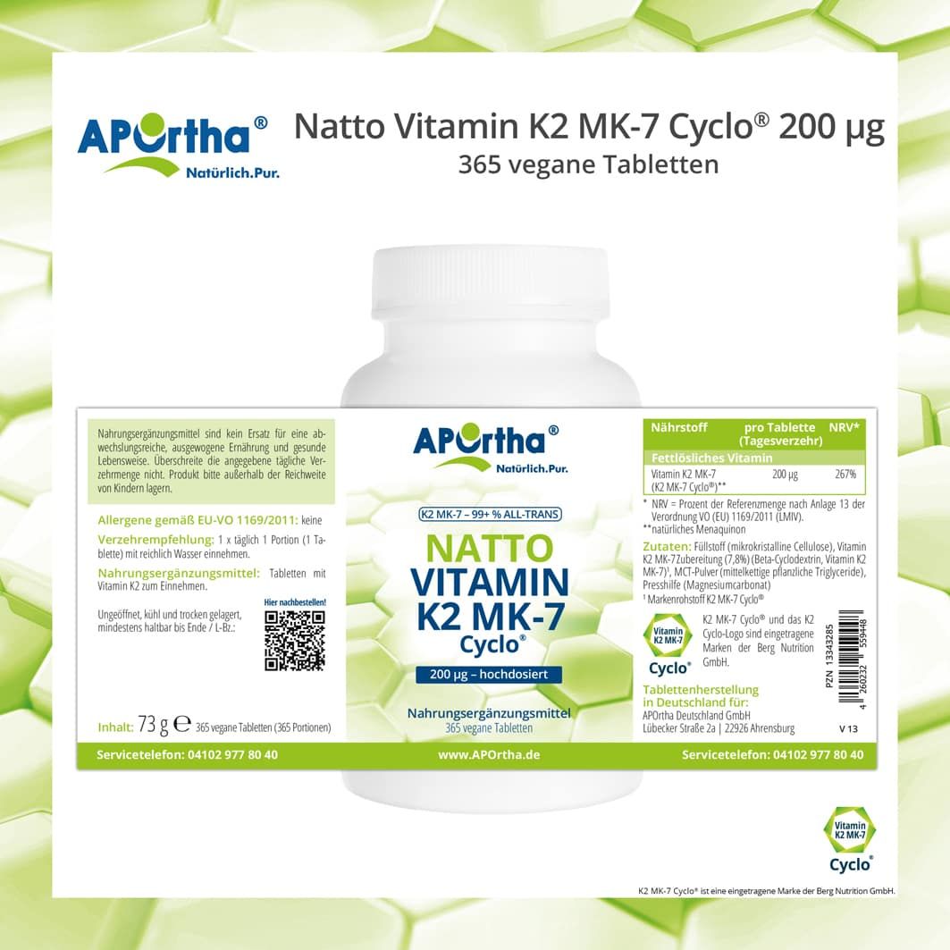 Etikett auf Flasche APOrtha Natto Vitamin K2 MK-7 Cyclo Tabletten. Informationen zu Inhaltsstoffen, Nährwerten, Hersteller und Kontakt.