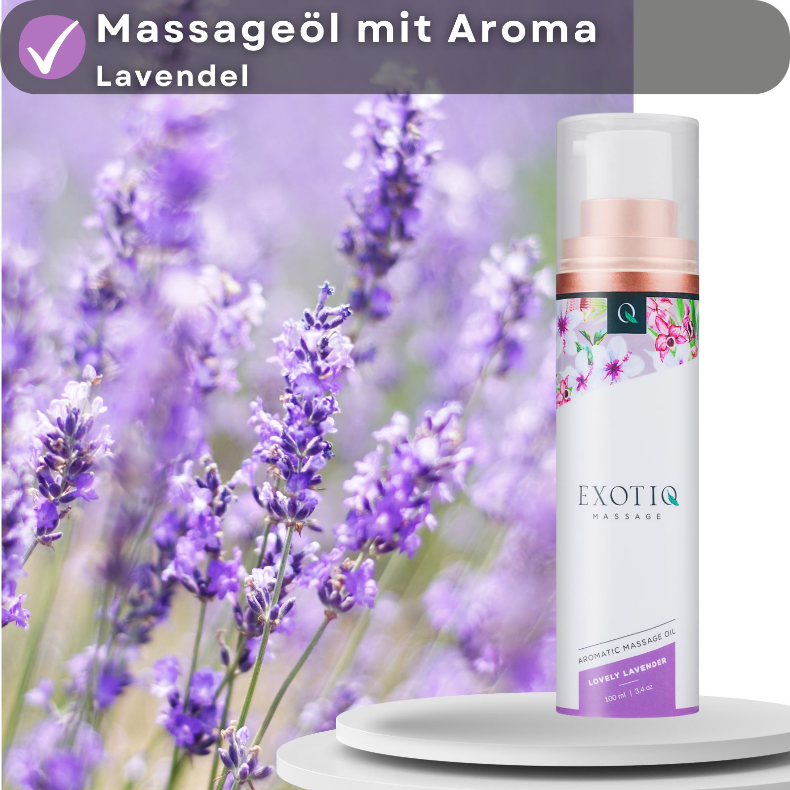 Massageöl-Flasche vor Lavendelfeld. Textfeld: Massageöl mit Aroma Lavendel. Weißes Etikett mit floralem Muster.
