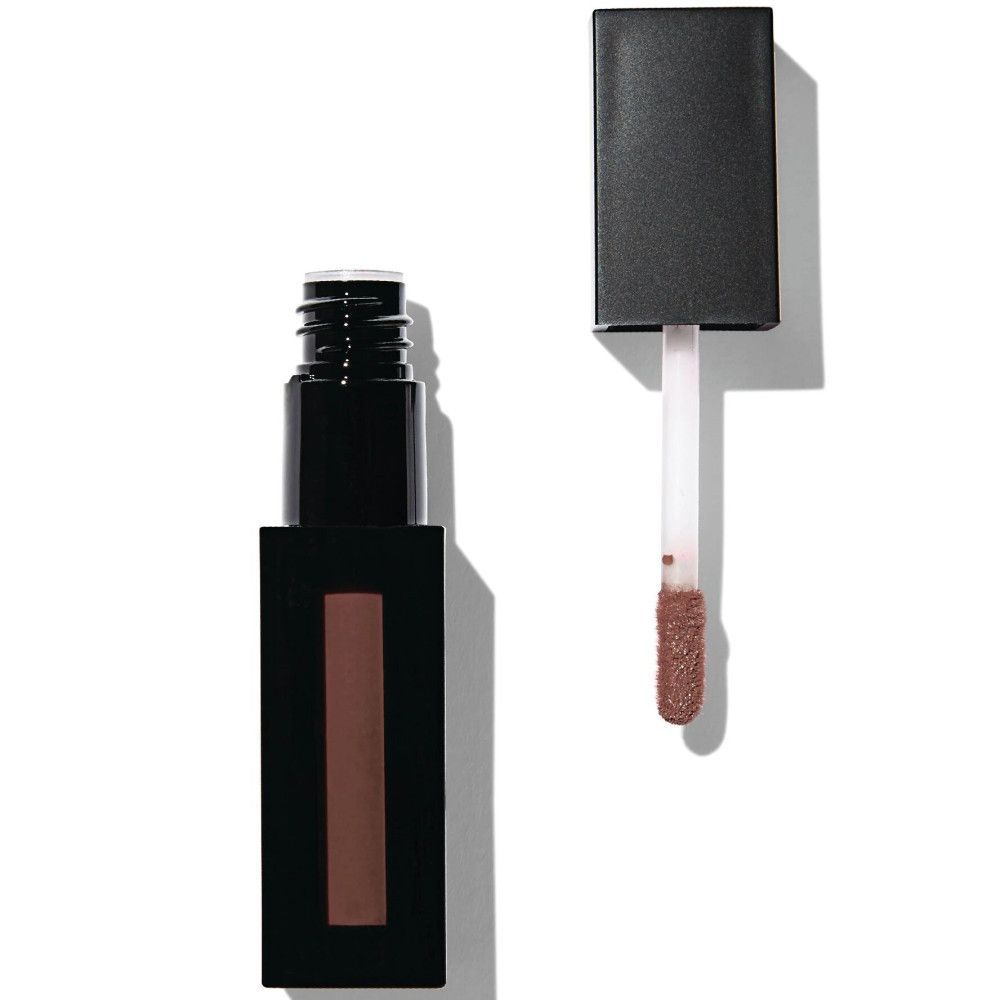 Schwarze Lipgloss-Tube mit geöffnetem Deckel und Applikator. Der Applikator hat eine braune Spitze. Der Lipgloss ist braun.
