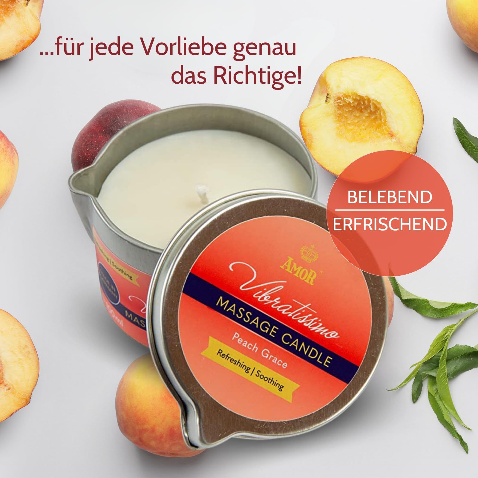 Massagekerze 'Vibratissimo Peach Grace' in einer Metalldose, umgeben von Pfirsichen.