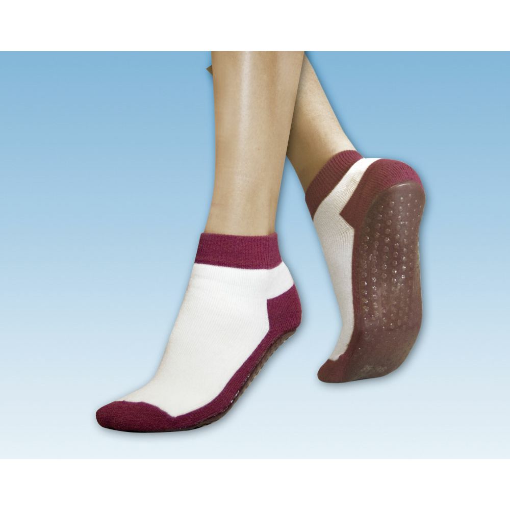 Weiße Socken mit bordeauxfarbenen Akzenten und rutschfester Sohle. Die Socken sind am Fuß einer Person zu sehen.
