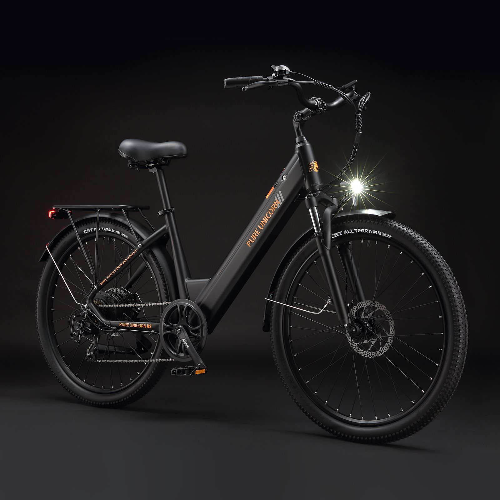Schwarzes E-Bike mit gelbem Schriftzug PURE UNICORN. Scheinwerfer leuchtet. Gepäckträger und Schutzbleche.
