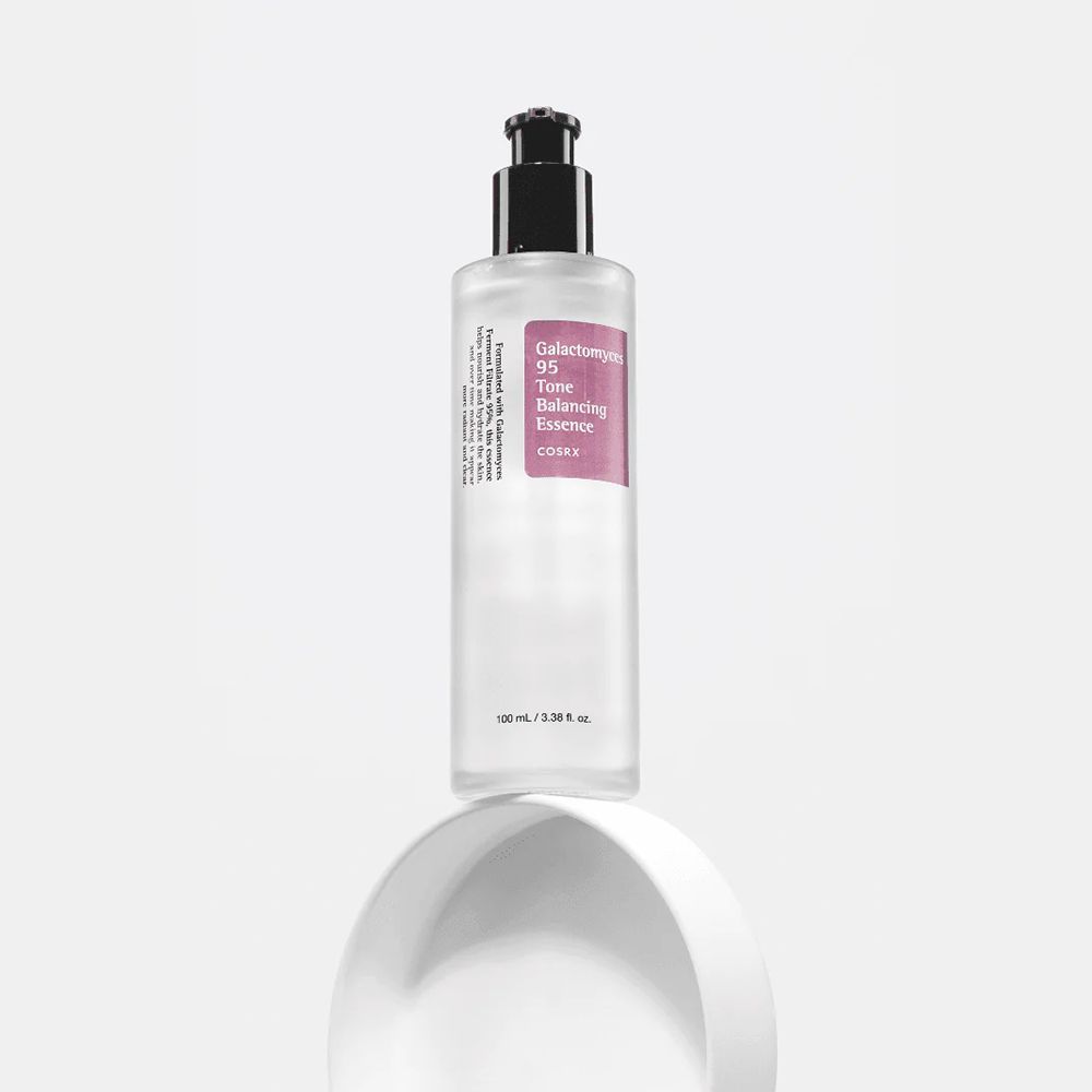Eine Flasche Galactomyces 95 Tone Balancing Essence auf einem weißen Podest.
