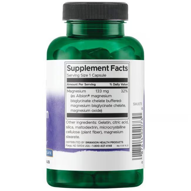 Rückseite einer grünen Flasche. Aufschrift: Supplement Facts. Enthält Magnesium, 133 mg. Weitere Inhaltsstoffe: Gelatine, Zitronensäure, etc.