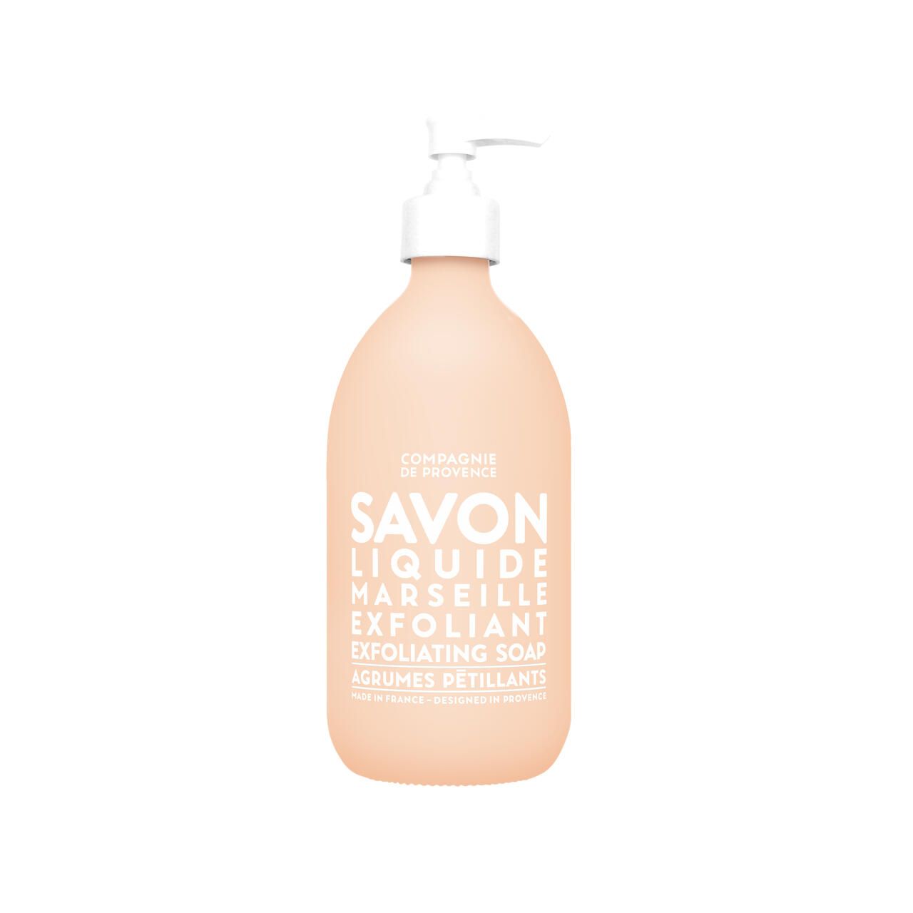 Beigefarbene Flasche mit weißem Pumpkopf. Aufschrift: Savon Liquide Marseille Exfoliant. Agrumes Pétillants.