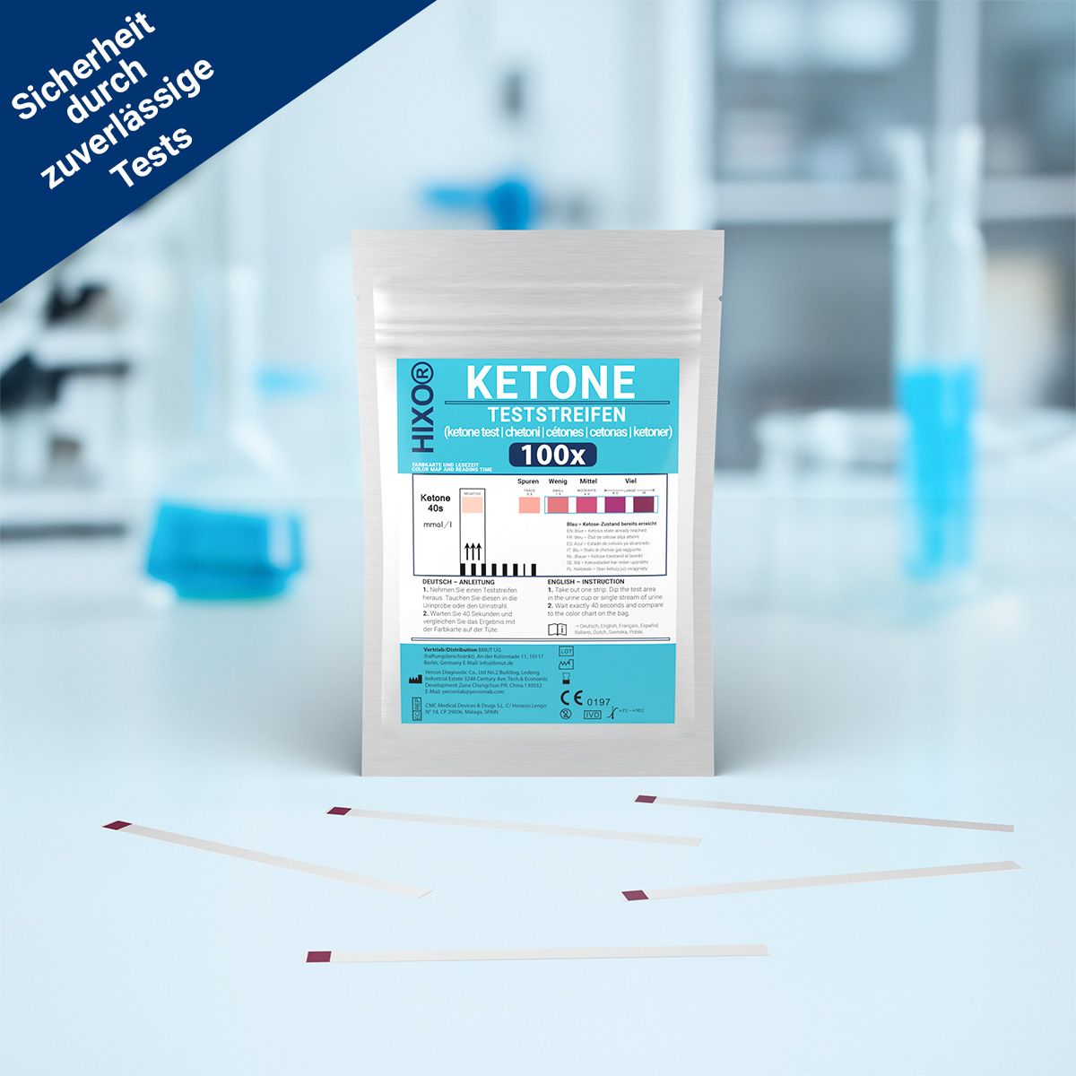 HIXO Ketose Teststreifen Verpackung auf einem Labortisch. Text: KETONE TESTSTREIFEN 100x. Teststreifen liegen daneben.