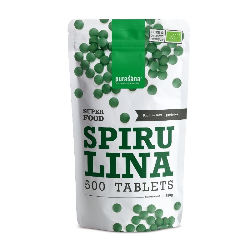 Beutel mit grünen Tabletten. Aufschrift: Spirulina, 500 Tabletten. Bio-Siegel. Marke: Purasana.