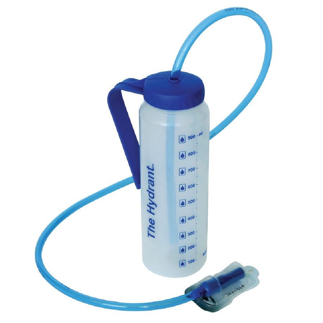 Trinkflasche mit Strohhalm, blauem Deckel und Griff. Füllstandsanzeige in ml. Der Strohhalm ist mit der Flasche verbunden.