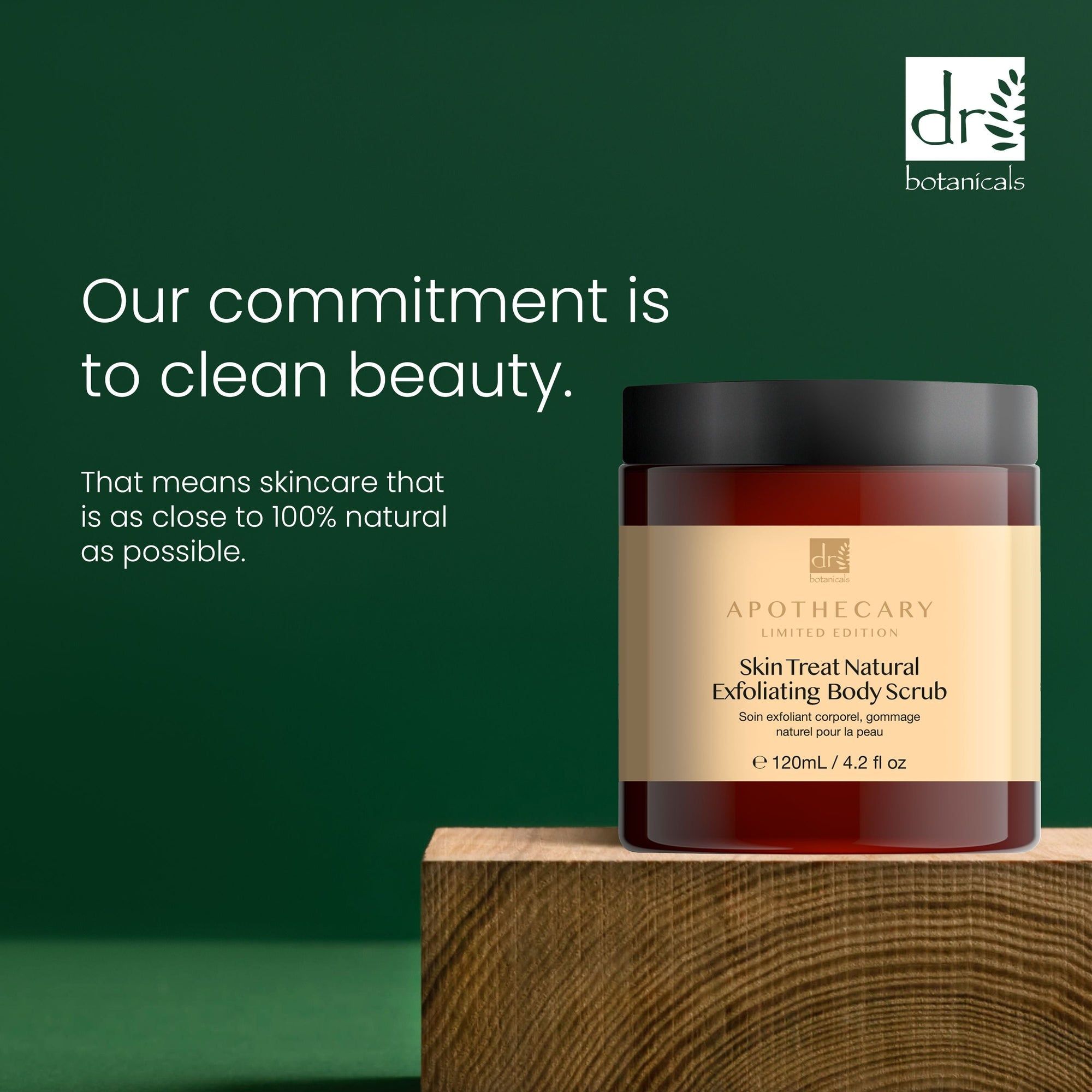 Braune Glasdose mit schwarzem Deckel auf Holzblock. Text: Our commitment is to clean beauty. Apothecary Limited Edition. 120ml/4.2 fl oz.