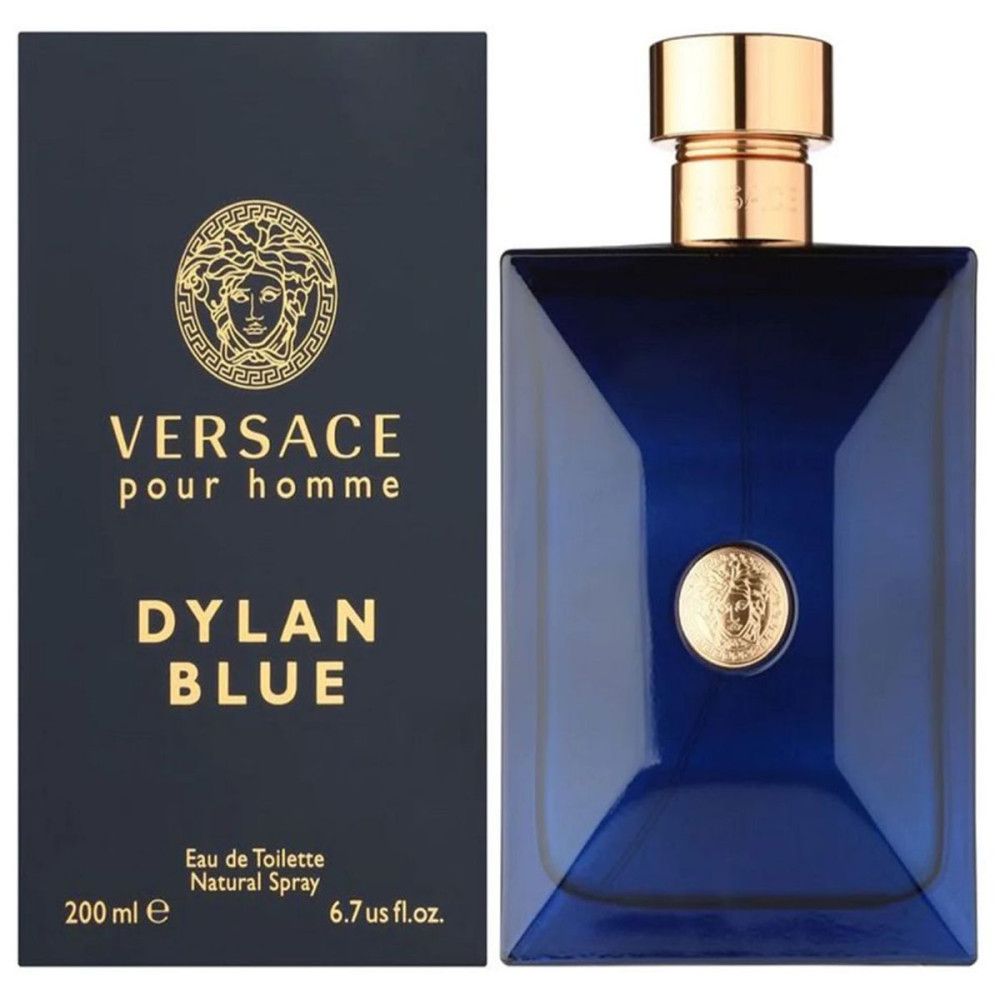 Blauer Flakon und Schachtel. Goldfarbene Kappe und Medusa-Logo. Text: Versace Pour Homme, Dylan Blue.